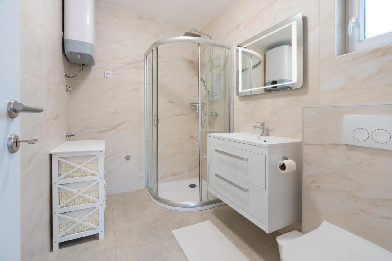 Number One Apartments Vir Extérieur photo