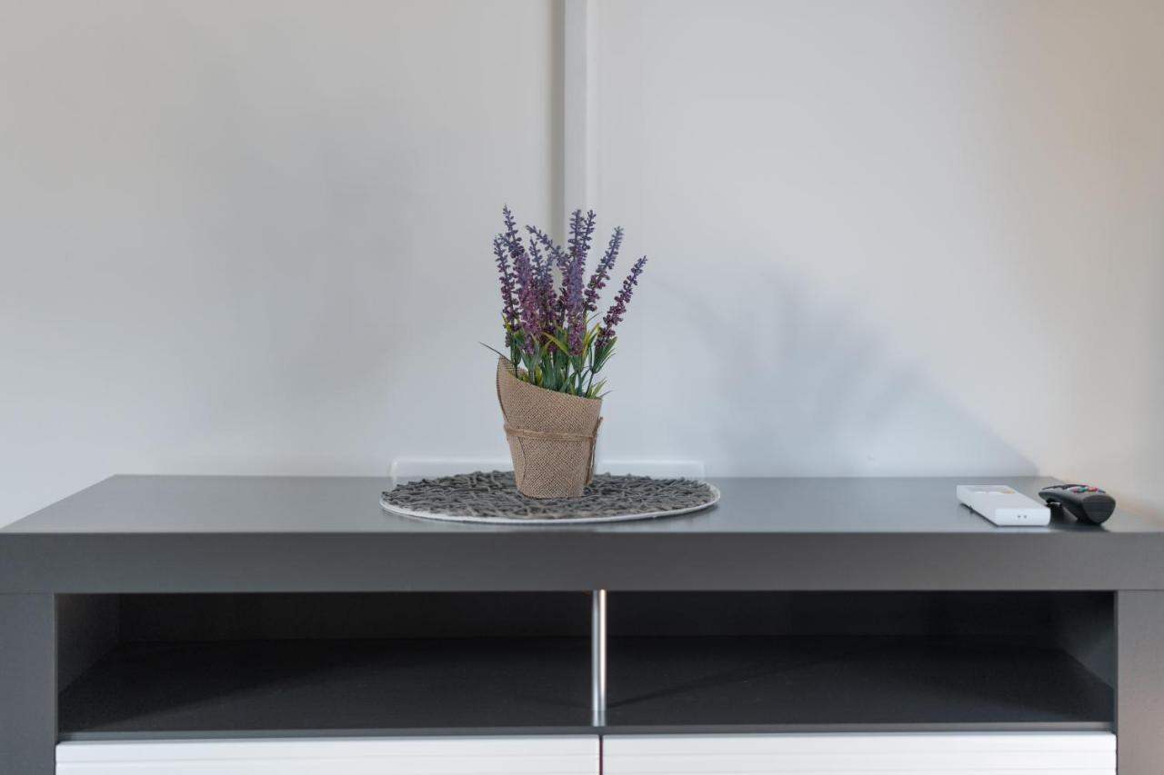 Number One Apartments Vir Extérieur photo