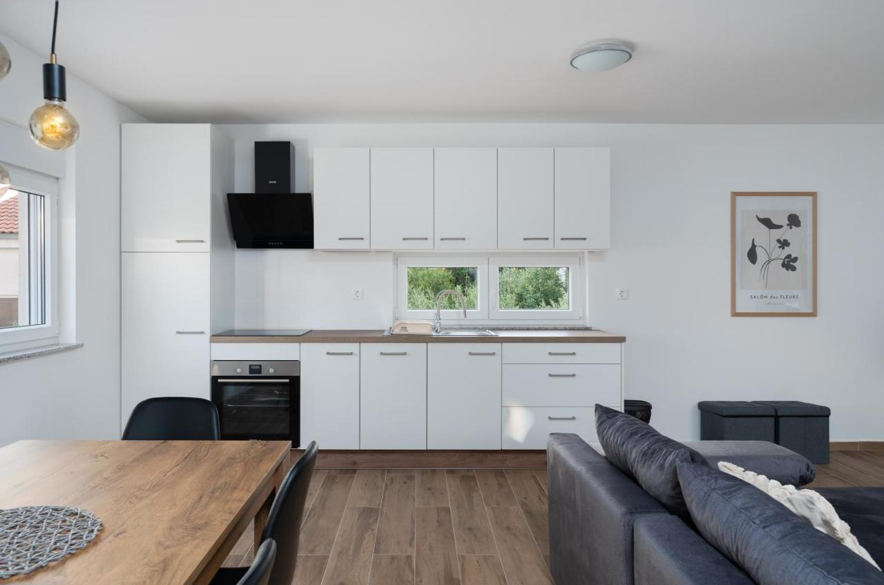 Number One Apartments Vir Extérieur photo