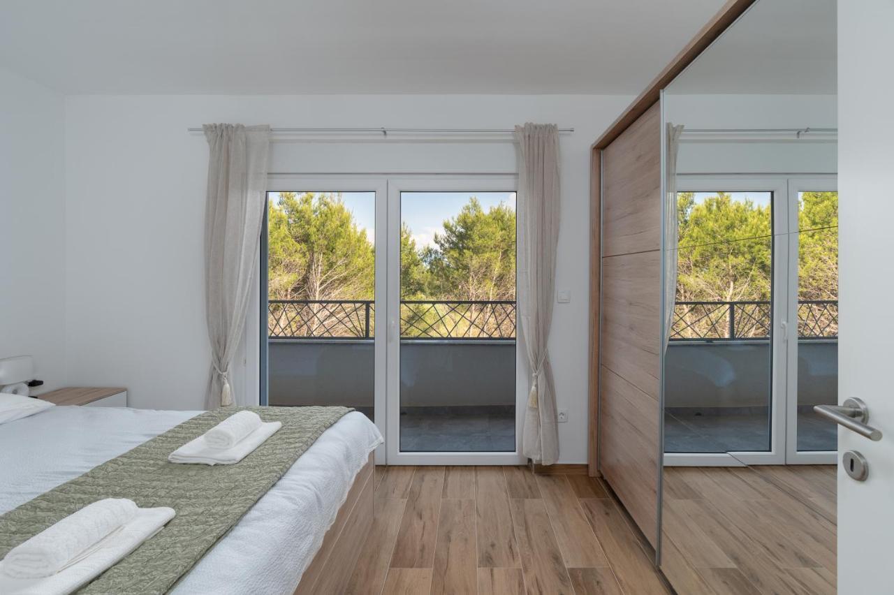 Number One Apartments Vir Extérieur photo