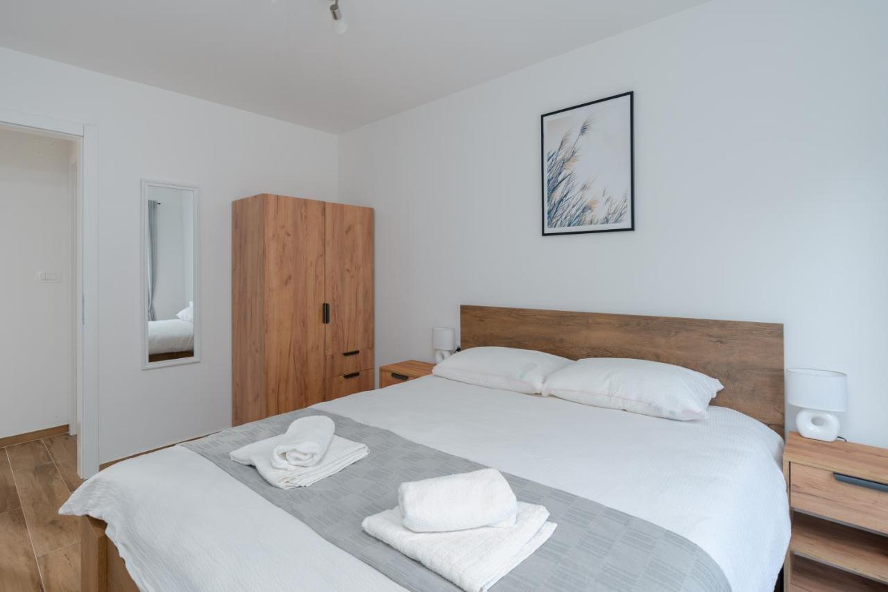 Number One Apartments Vir Extérieur photo