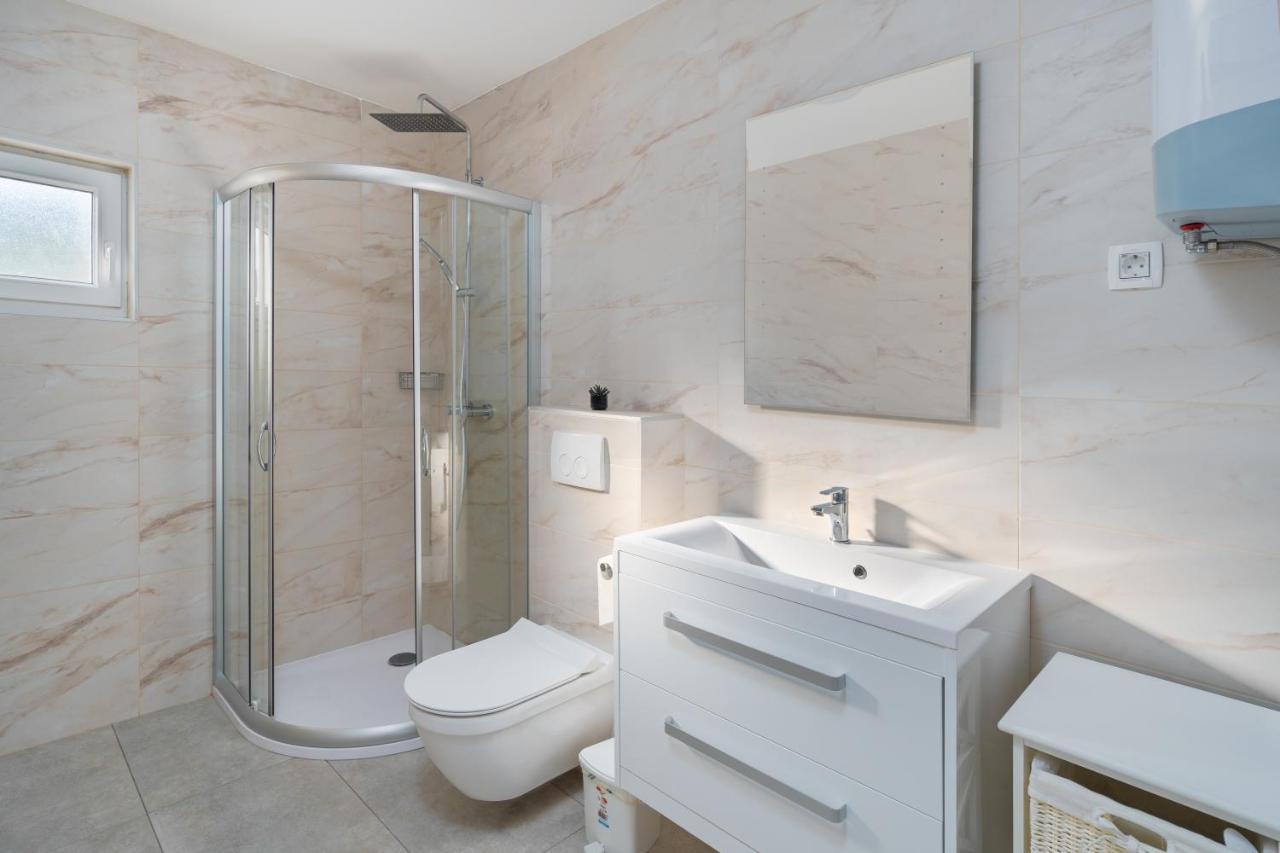 Number One Apartments Vir Extérieur photo