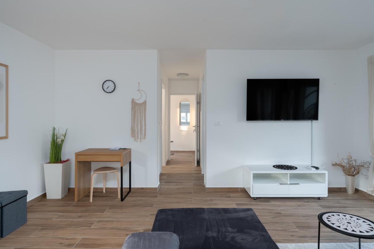 Number One Apartments Vir Extérieur photo